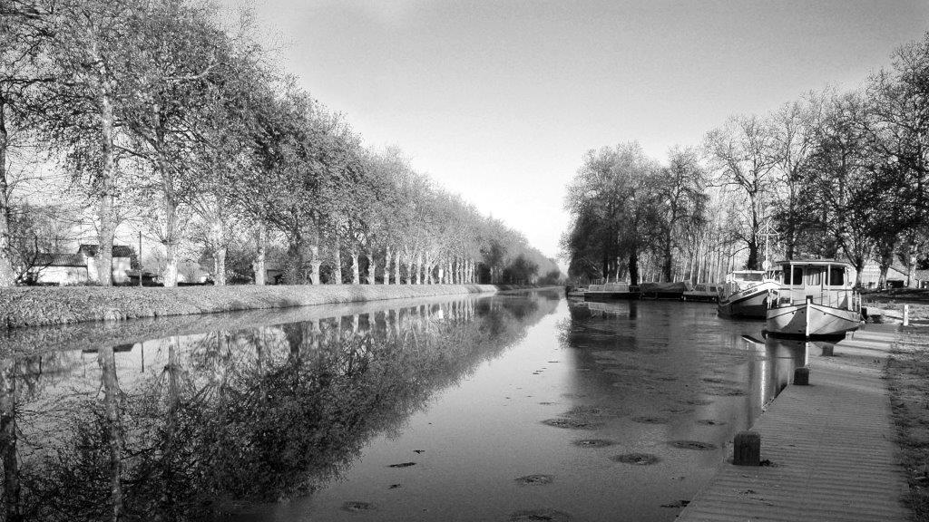 Canal à demi gelé à Villeton