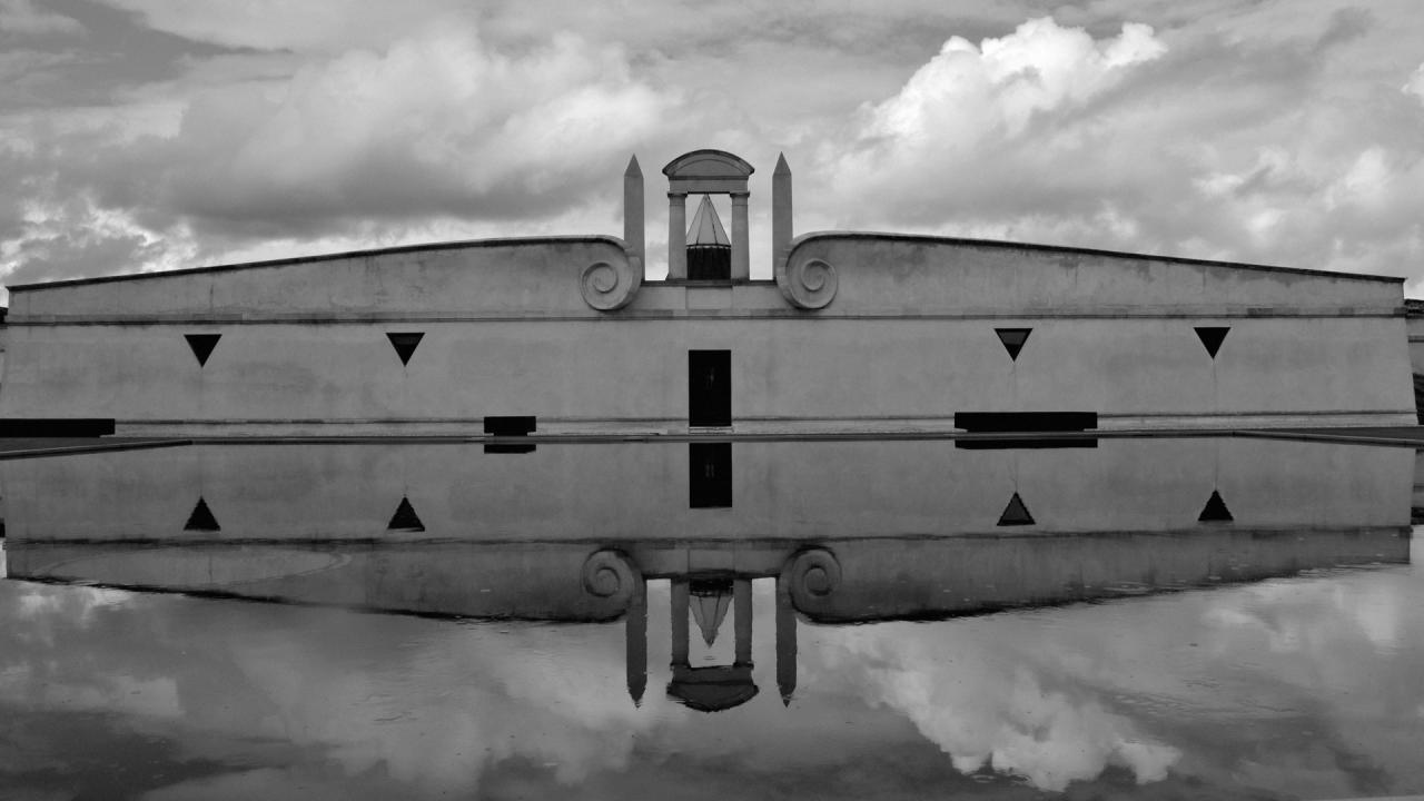 Reflet du chai du Chateau Pichon-Longueville