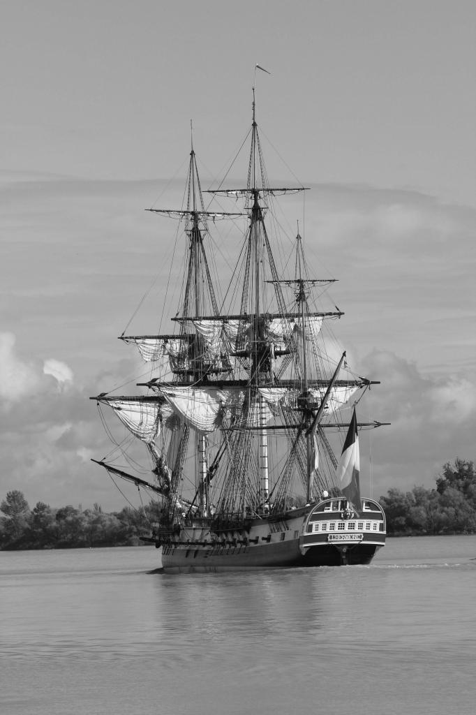 L'hermione laissant ses reflets sur la Garonne